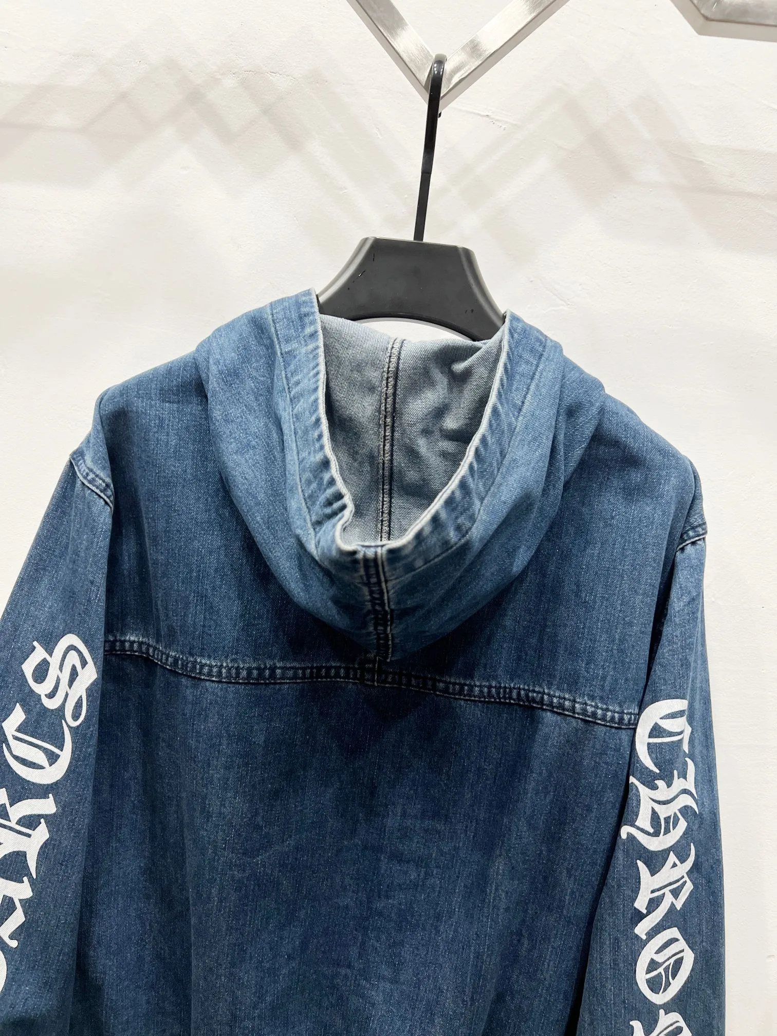 P260 Style No.: (K910) Chrome Hearts & Chrome Hearts Hooded Patch Pocket Long Sleeve Half-Zip Jacket. Styles with different wash textures, very friendly to people with thin legs and thick legs. The straight version is very flattering to the leg shape. The moderate length is timeless and easy to match. It is the basis of various styles. It is a must-have in the wardrobe! The fabric is stiff but also makes the upper body soft without losing texture. The washing process is even more perfect. It is a must-have item for everyone! ! ! Washed wheat, hang tag, pants label, three labels are complete, the upper body effect is particularly stiff and stylish, super stylish, same style for men and women - Color: blue Size: S-M-L